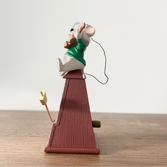 VTG Hallmark Wind Up Violinist Mouse Ornament Music Makes Christmas Merrier” ‘95 - Picture 5 of 8